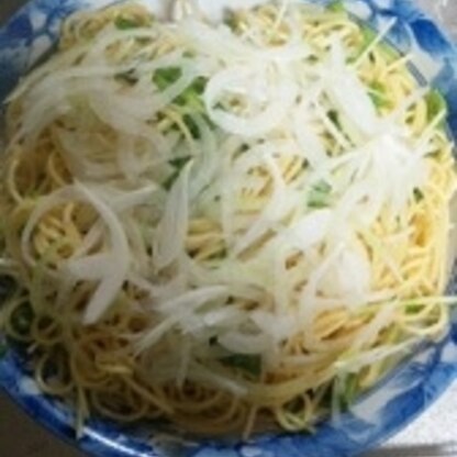 時間があったので早速作ってみました。上の玉ねぎがいいアクセント、パスタを取り分けている時にいい匂いがしました。当然家族みんなに好評でした。それに簡単にできました